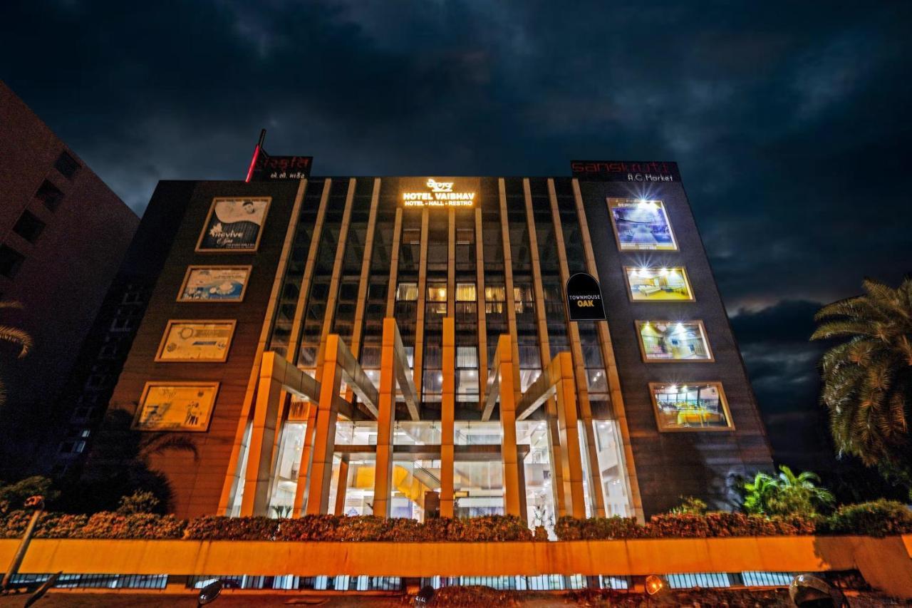 Townhouse Oak Hotel Vaibhav Surat Esterno foto