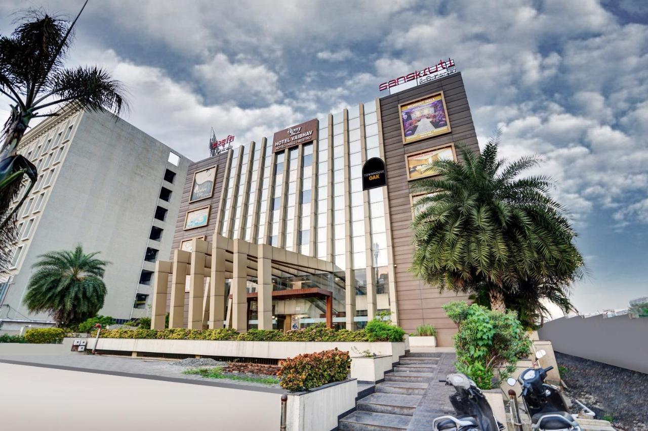 Townhouse Oak Hotel Vaibhav Surat Esterno foto