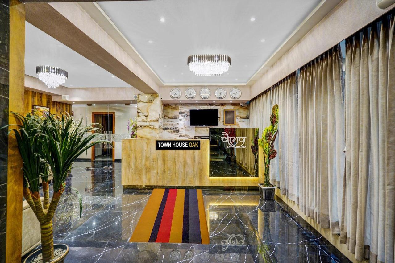 Townhouse Oak Hotel Vaibhav Surat Esterno foto