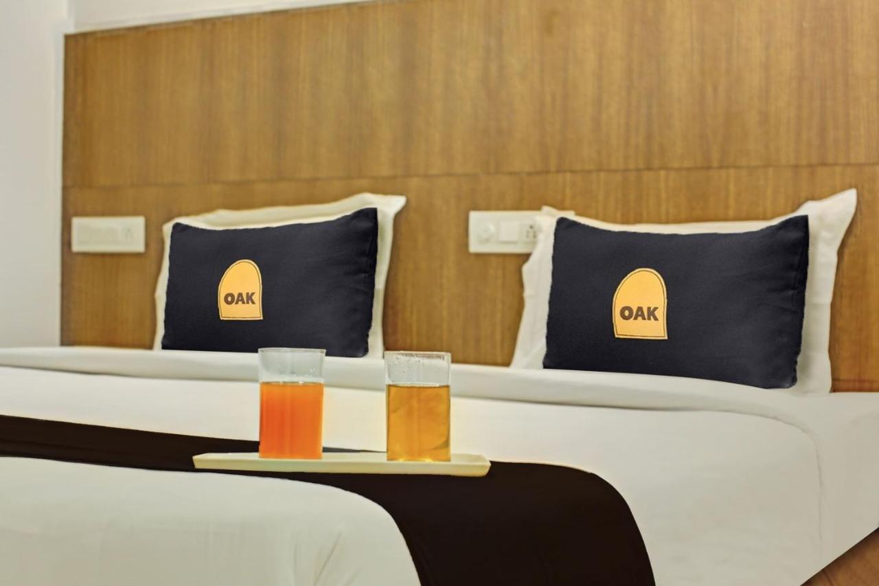 Townhouse Oak Hotel Vaibhav Surat Esterno foto