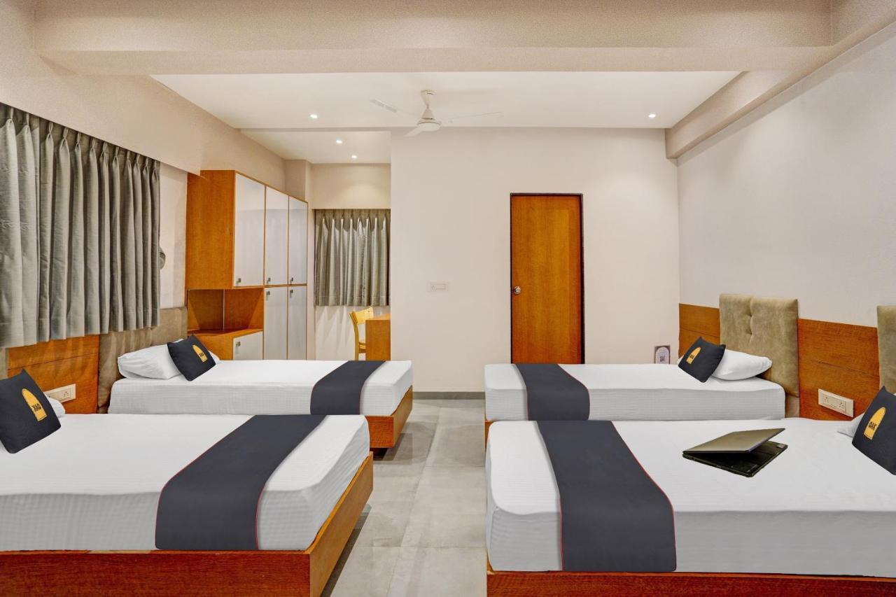 Townhouse Oak Hotel Vaibhav Surat Esterno foto