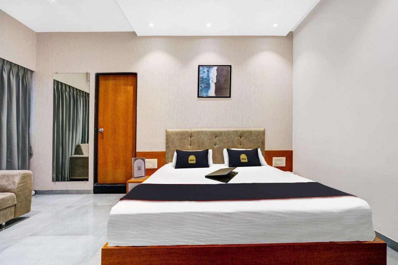 Townhouse Oak Hotel Vaibhav Surat Esterno foto