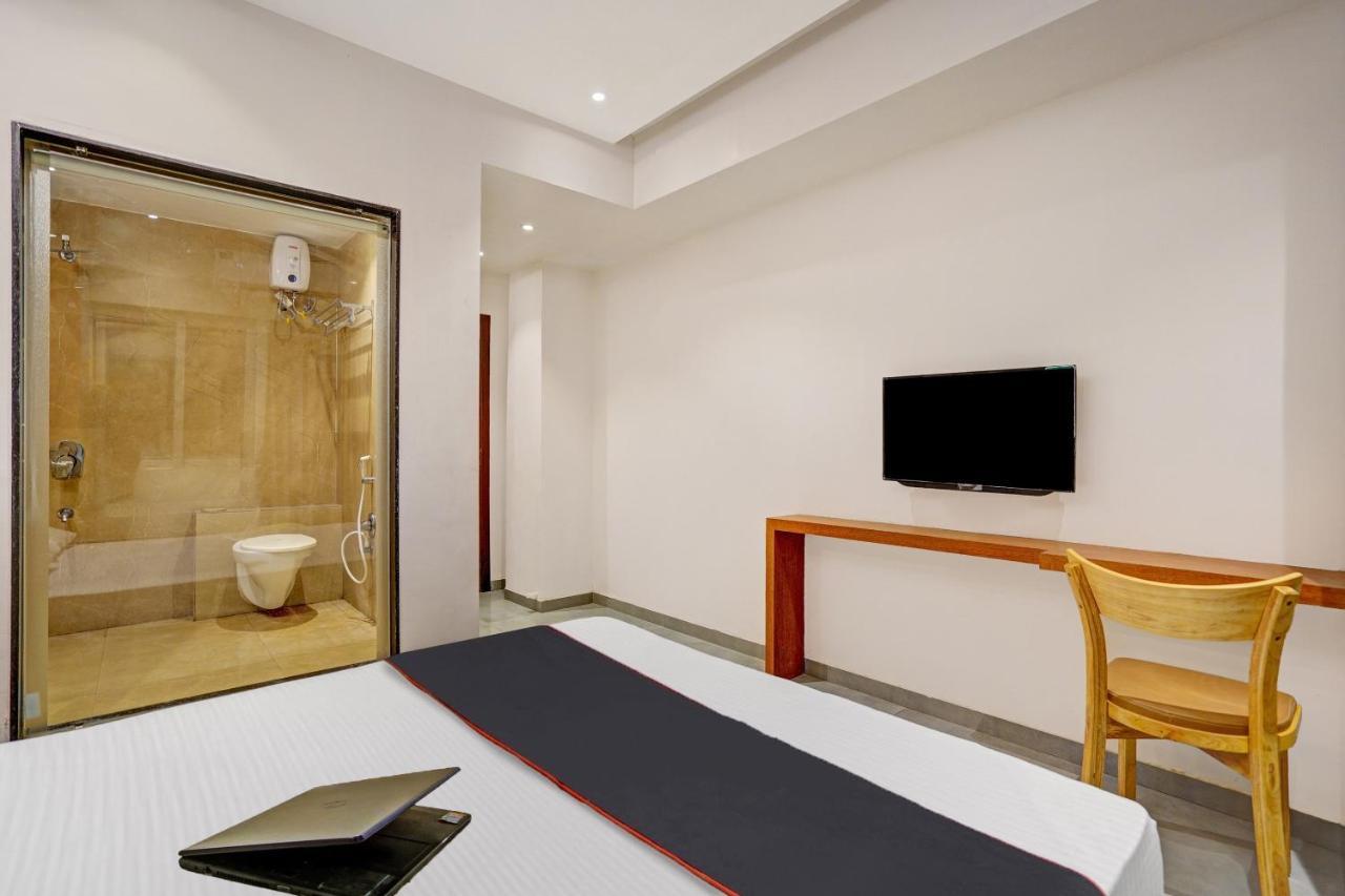 Townhouse Oak Hotel Vaibhav Surat Esterno foto