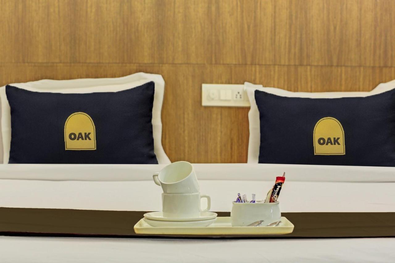 Townhouse Oak Hotel Vaibhav Surat Esterno foto