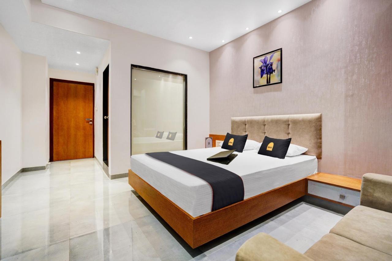 Townhouse Oak Hotel Vaibhav Surat Esterno foto