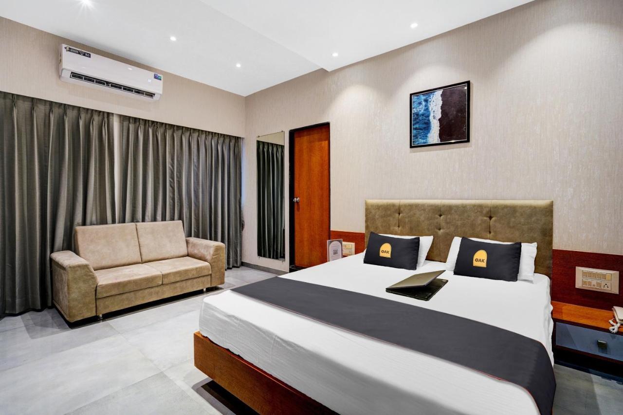 Townhouse Oak Hotel Vaibhav Surat Esterno foto