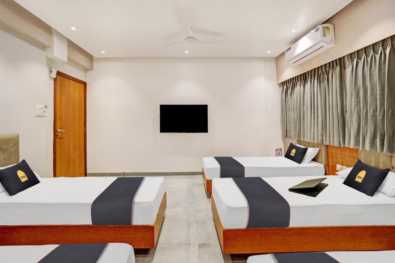 Townhouse Oak Hotel Vaibhav Surat Esterno foto