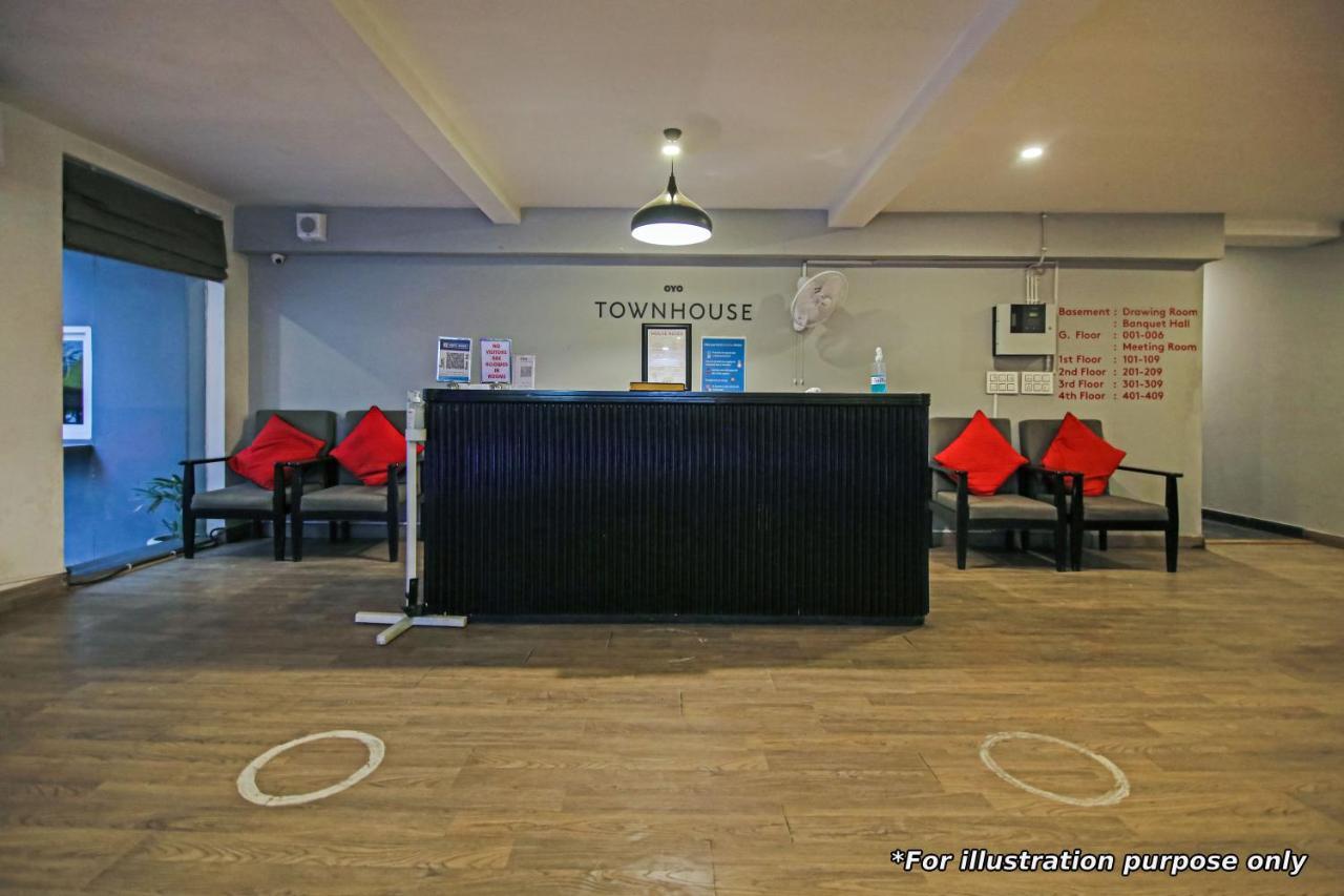 Townhouse Oak Hotel Vaibhav Surat Esterno foto